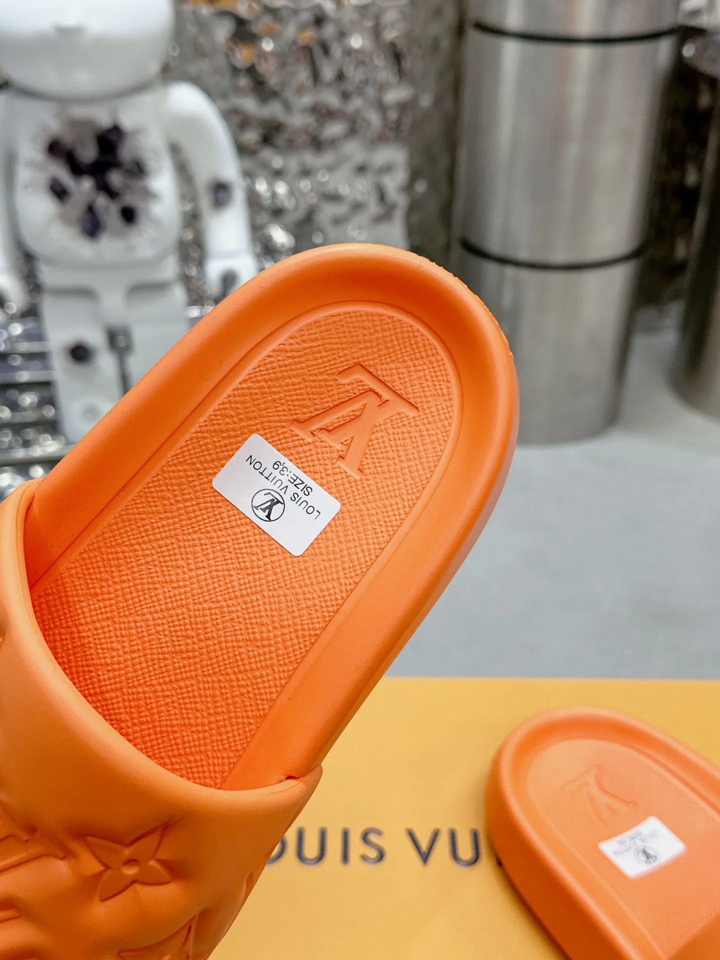 [L Home] P: 280💰 ▪️Shoe size: Women's 35-40 Men's 38-46▪️Packaging: Counter top quality~original packaging 𝟐𝟎𝟐5 Louis Vuitton counter's new embossed slippers, lv monogram embossed slippers, Waterfront sandals are back with a new look, and the upper buckle is embossed with lv's iconic Monogram pattern. Made of waterproof rubber with a comfortable and resilient insole. The lightweight, flexible outsole is embossed with the Louis Vuitton logo. ▪️Fabric: Original molded rubber foam surface ▪️Technology: embossed logo ▪️Sole: Original molded rubber foam outsole ▪️Sole thickness: 3CM.